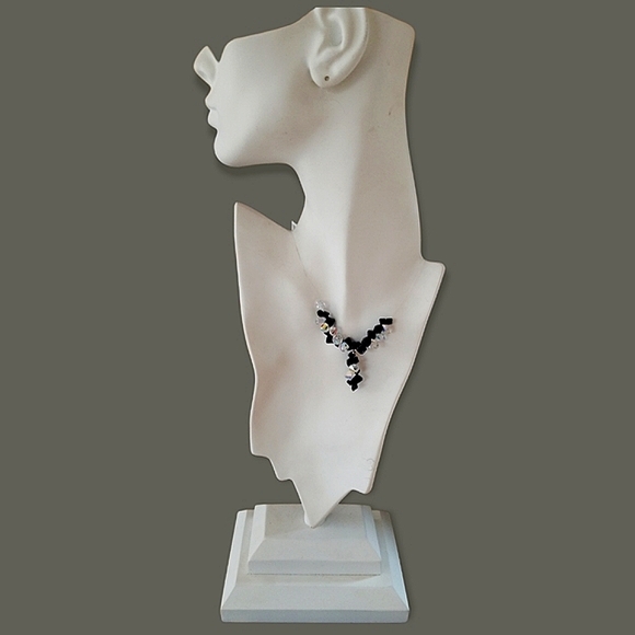 Elegant Hand Crafted Swarovski Crystal Illusion Beaded Necklace NWT - Picture 9 of 10